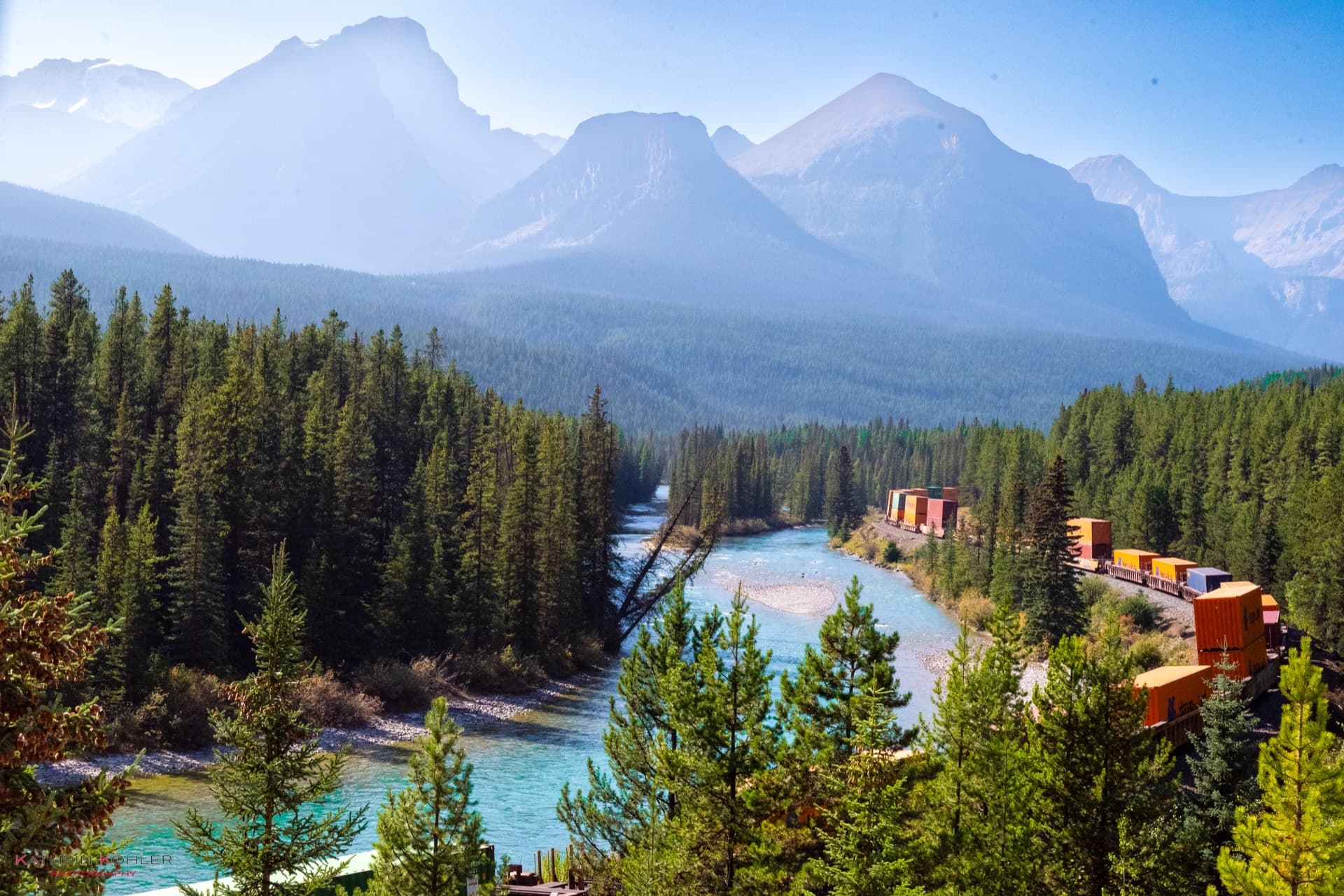 Landschaft — Berge und Fluss