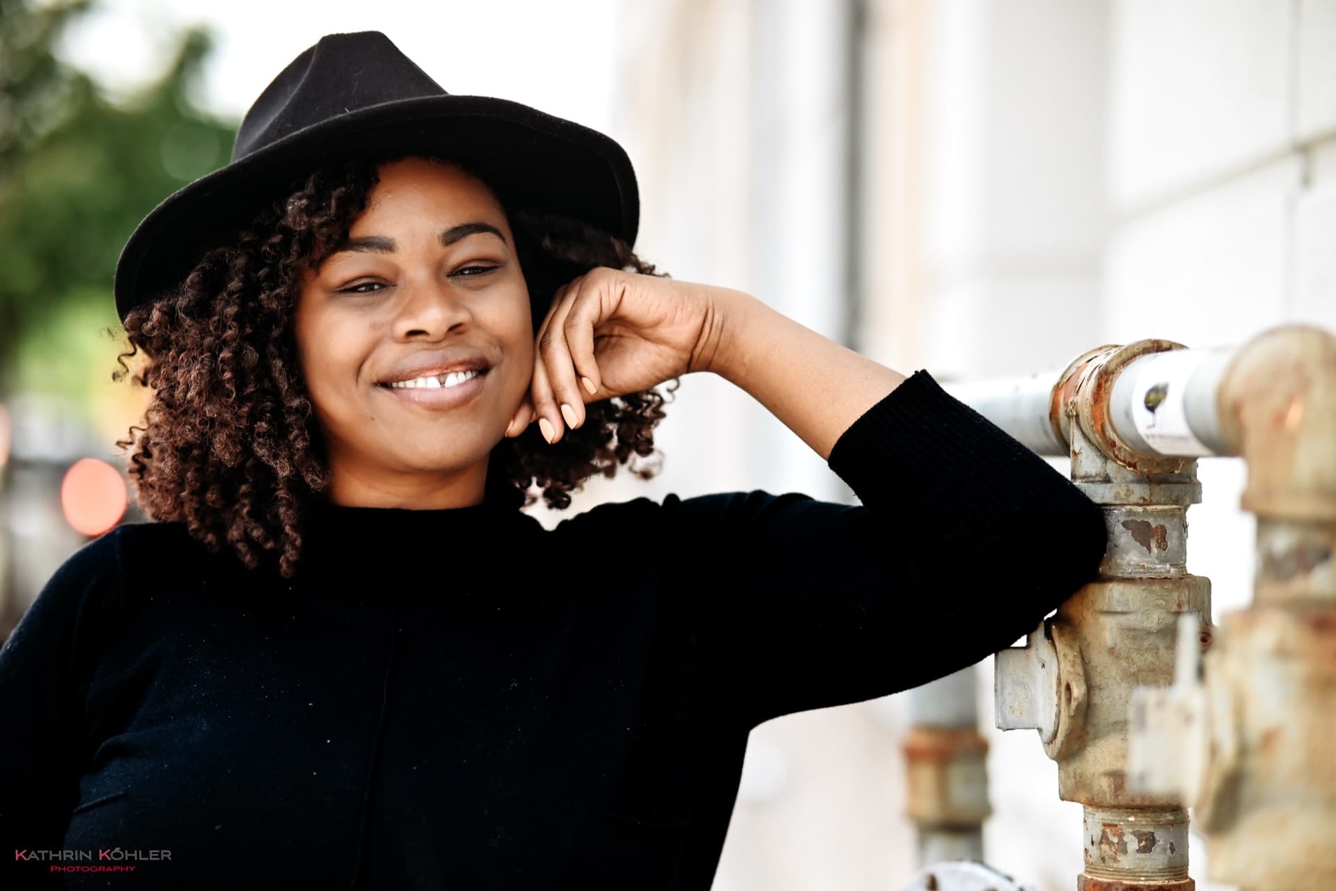 Einzelporträt — Frau mit Hut