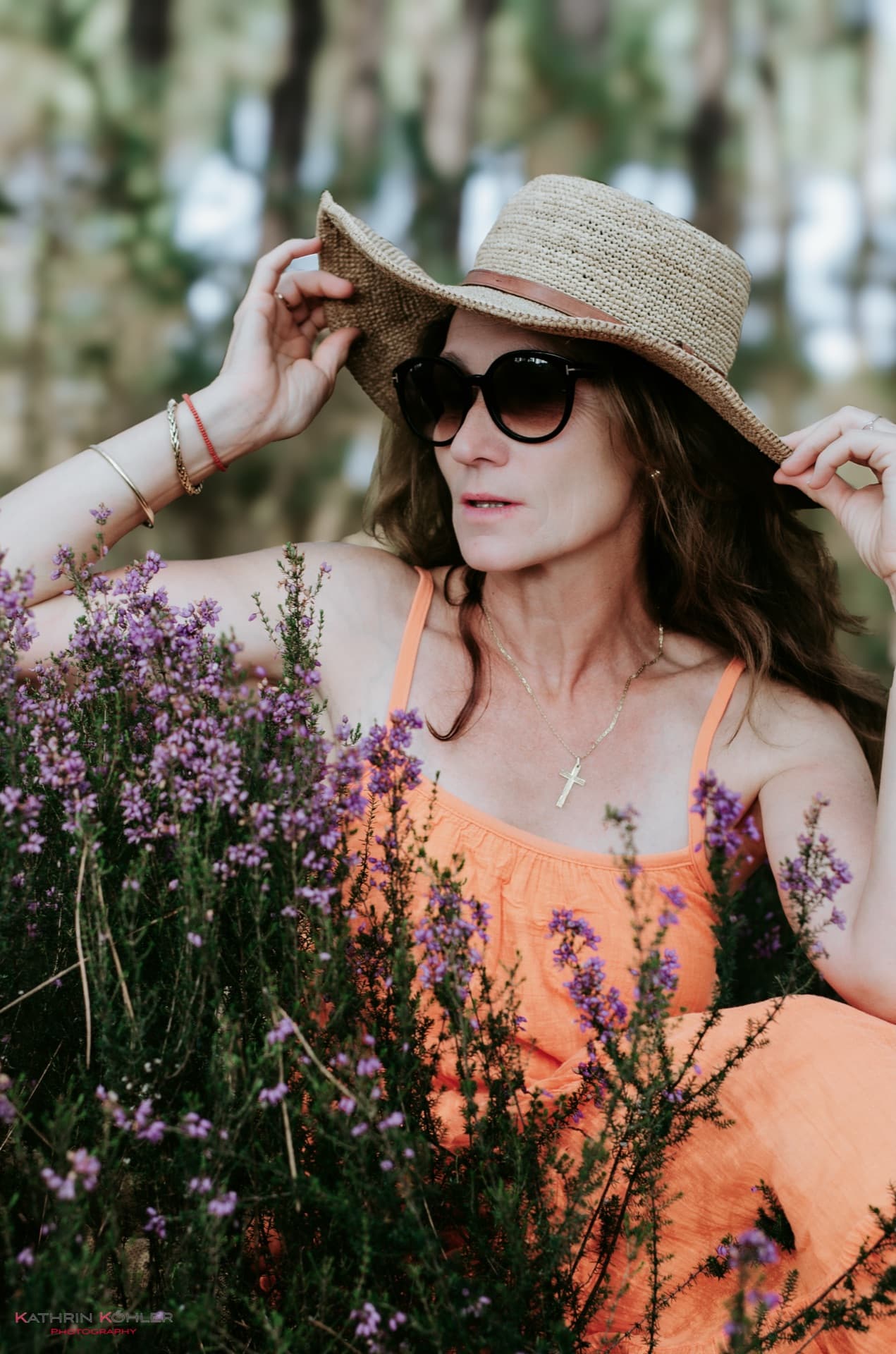 Einzelporträt — Frau in der Natur