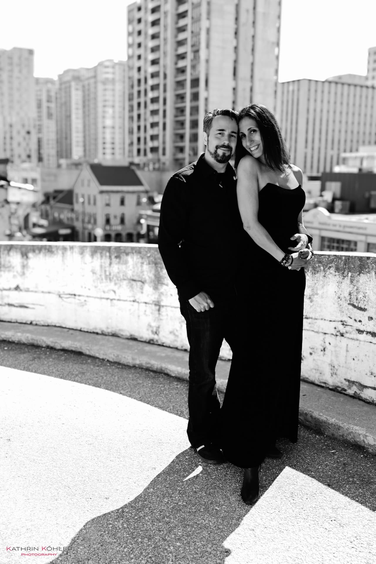 Paarfotografie — Paar auf dem Dach