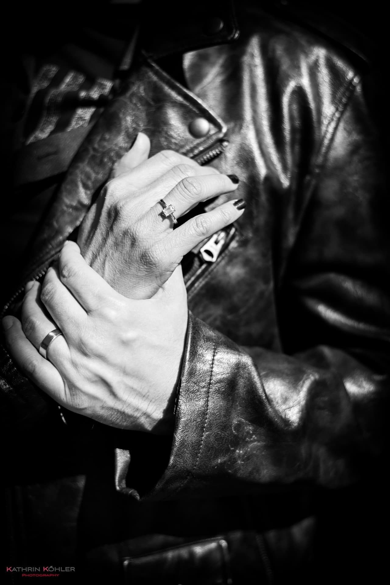 Verlobung — Hände mit Ringen